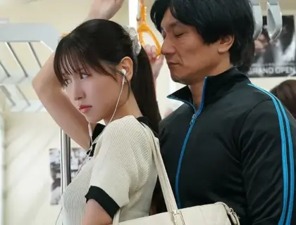 Cô gái xinh đẹp bị sàm sở trên chuyến tàu điện